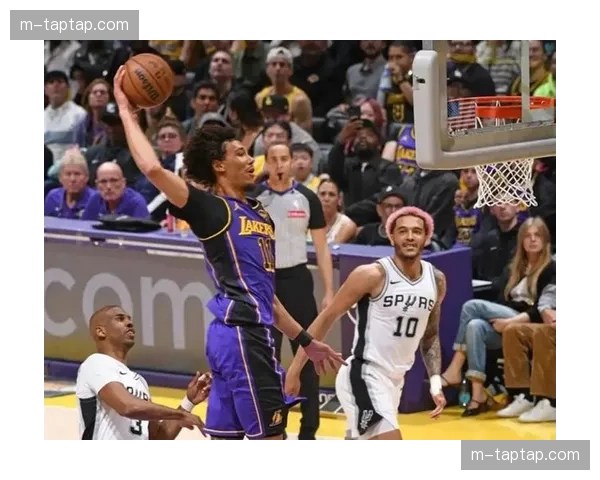 湖人替补中锋海斯顶替伤缺艾顿 高效21+10撑起内线轮换